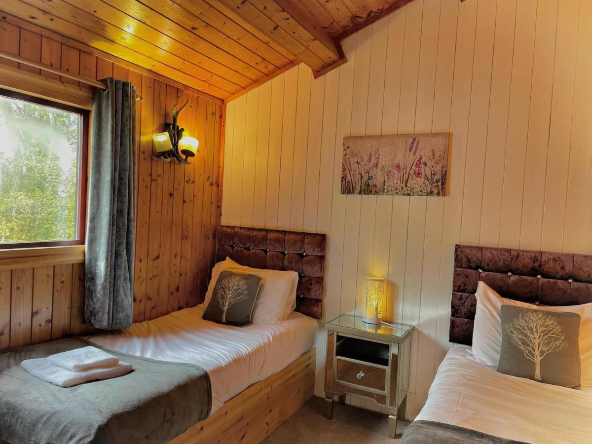 The Squirrel Lodge - Hot Tub - Pet Friendly - Pembrokeshire-Tenby Кармартен Екстер'єр фото