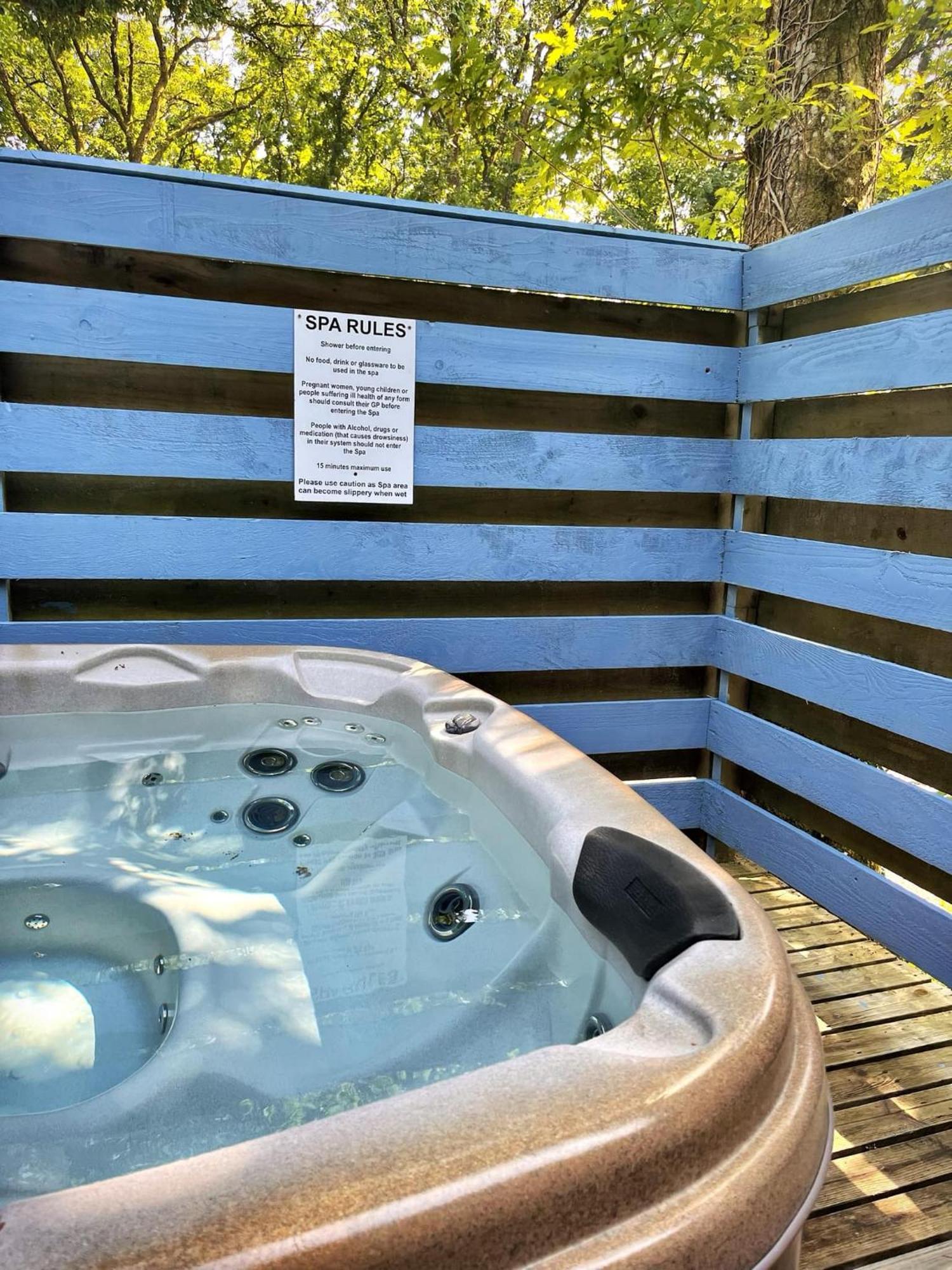 The Squirrel Lodge - Hot Tub - Pet Friendly - Pembrokeshire-Tenby Кармартен Екстер'єр фото
