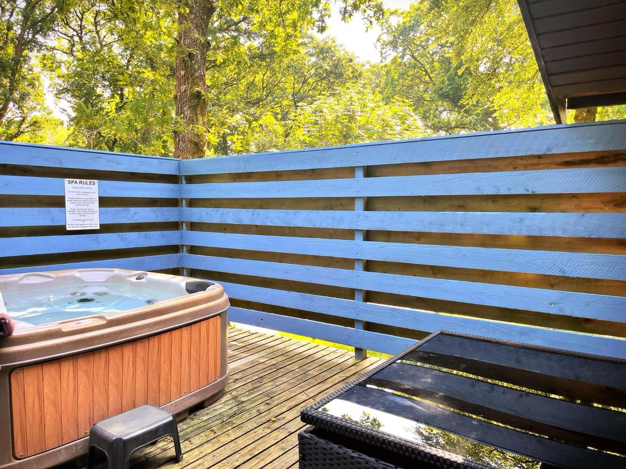 The Squirrel Lodge - Hot Tub - Pet Friendly - Pembrokeshire-Tenby Кармартен Екстер'єр фото